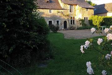 Location de vacances pour 13 personnes, avec jardin à Daumeray