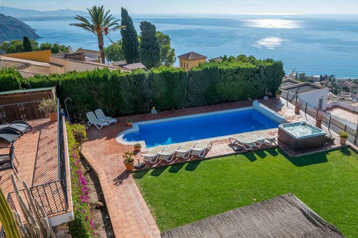 Chalet para 16 personas, con jardín además de terraza y jacuzzi en Almuñecar