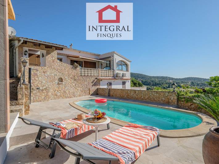 Location de vacances pour 13 personnes, avec jardin et terrasse, animaux acceptés à Vall-llobrega