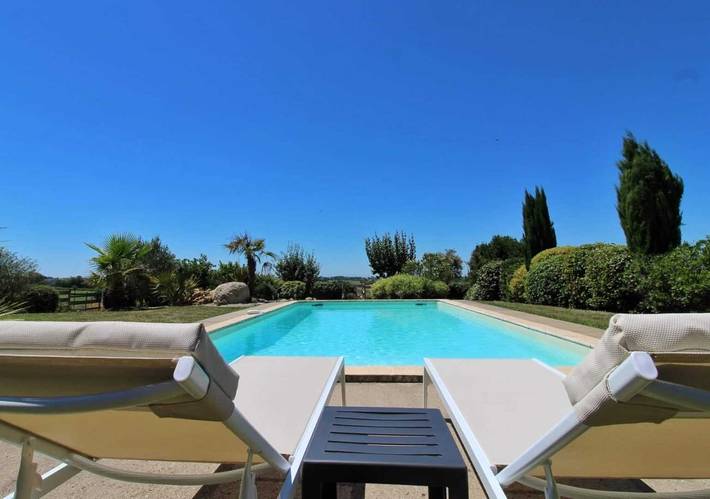 Gîte pour 4 personnes, avec terrasse et piscine