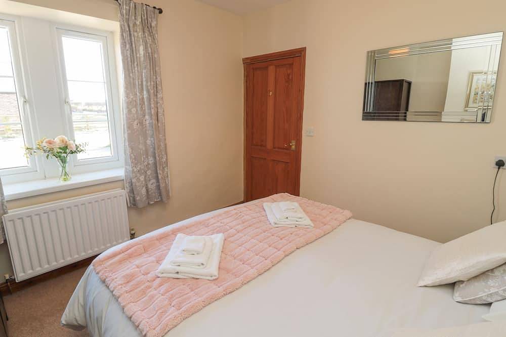 The Retreat, pet friendly, with pool in Embleton in Embleton, Northumberland
