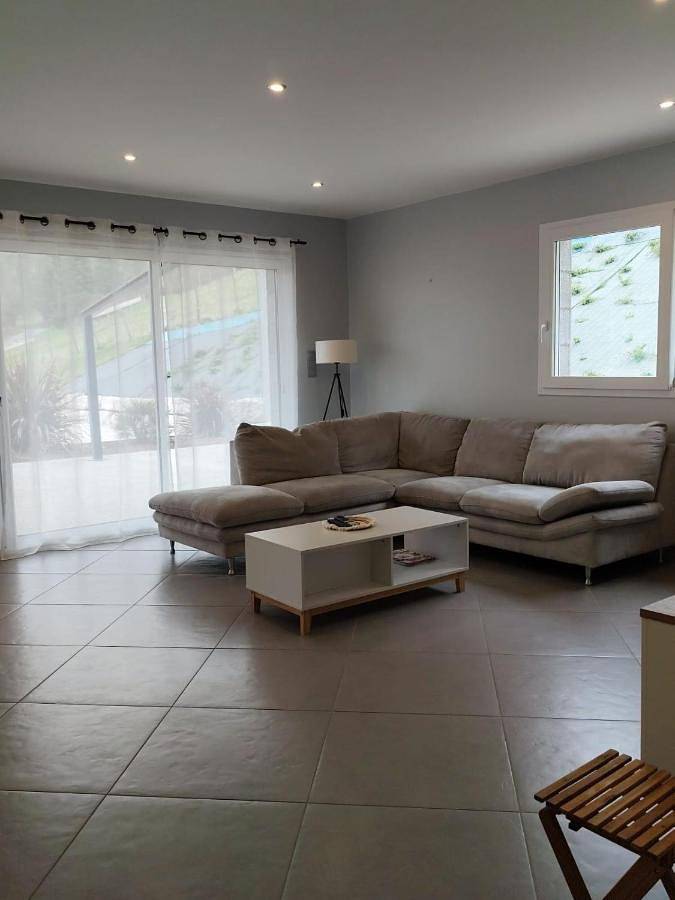 Location de vacances pour 6 personnes, avec terrasse et jardin à Peyrieu - 3