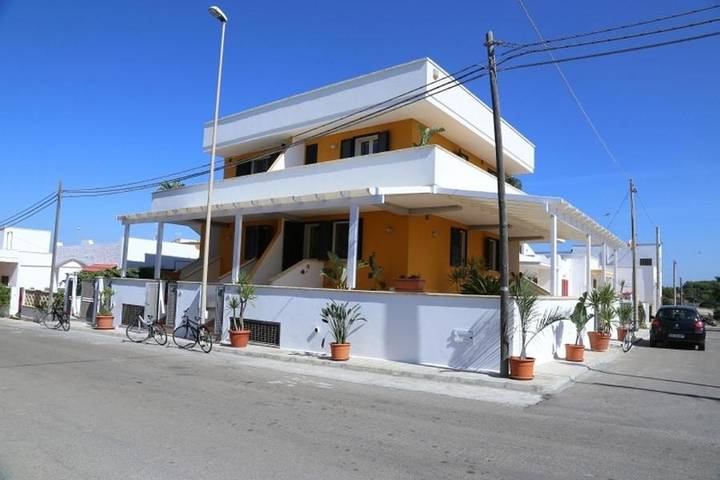 Location de vacances pour 5 personnes, avec vue et jardin, adapté aux familles à Torre San Giovanni