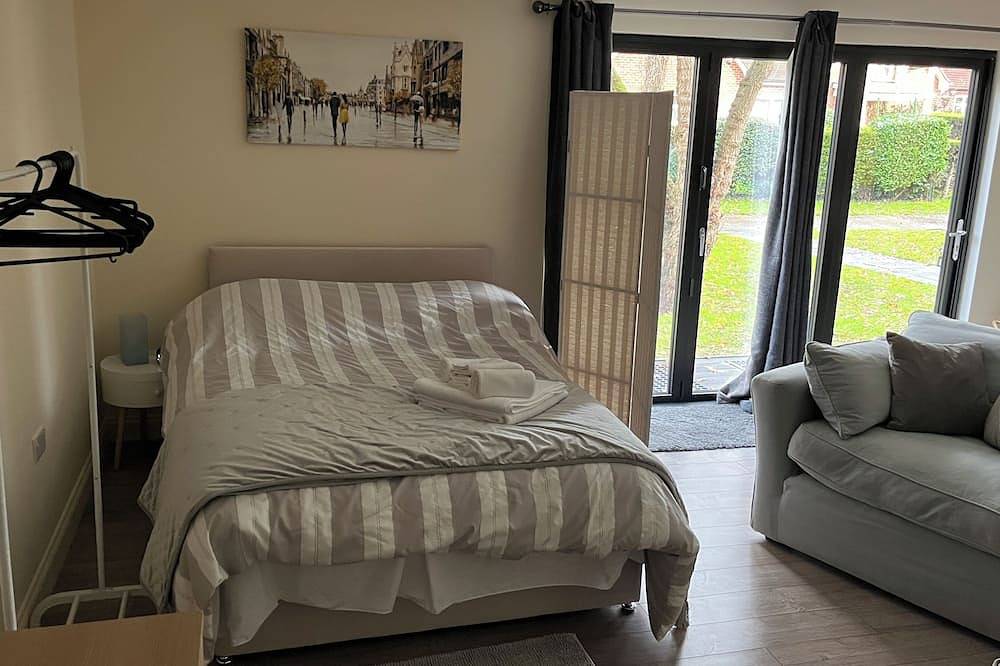 Retreat to a tranquil 30sqm Cedar wood cabin on a 3 acre country estate. in Chelmsford, Essex