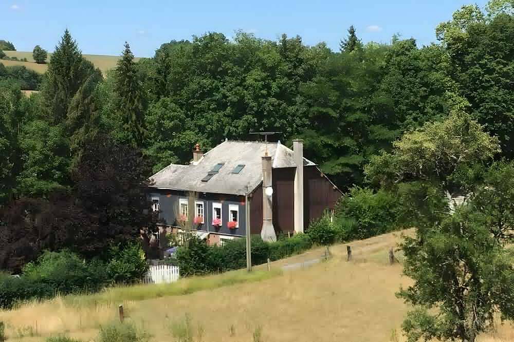 Chambre d’hôtes « La Fosse Bleue, Chevreuil » avec terrasse partagée in Signy-l'Abbaye, Ardennes