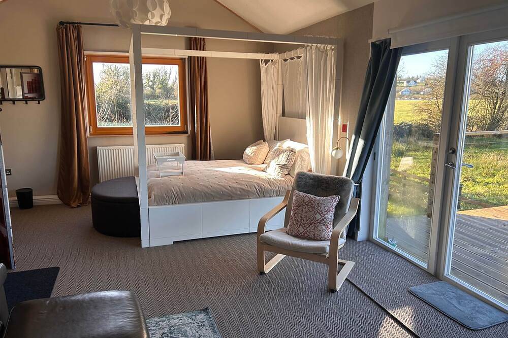 Waterside Cabin | Cavan Lakes | Hot Tub in County Cavan