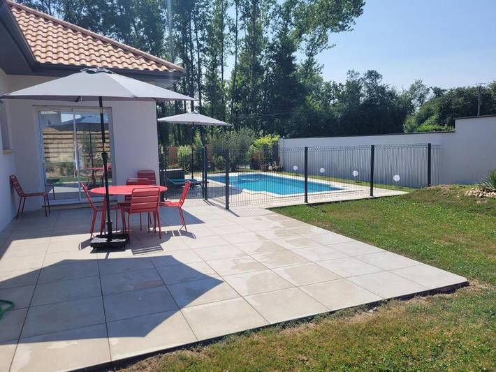 Location de vacances pour 5 personnes, avec jardin ainsi que vue et piscine à Lanzac - 2