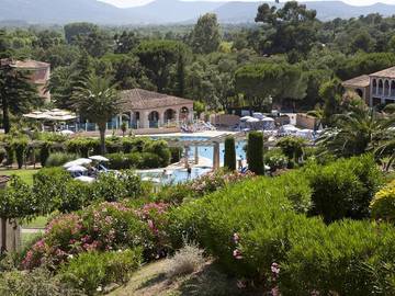 Camping pour 4 personnes, avec bassin pour enfant à Grimaud
