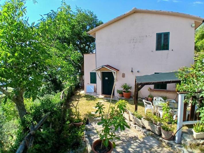 Casa vacanza per 6 persone, con Balcone e Terrazza nonché Giardino e Piscina a Trevi
