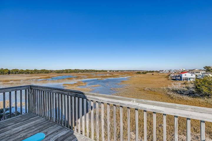 Vacation rental for 24 people, with terrace, with pets in Cherry Grove Beach