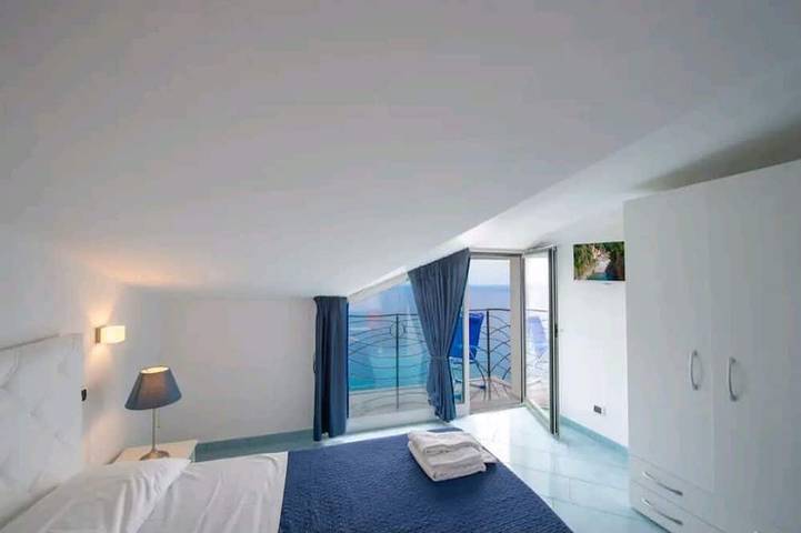 In Amalfi Coast: Casa "Mareblue" moderna ed elegante con vista Mare meravigliosa in Furore, Sorrento Coast