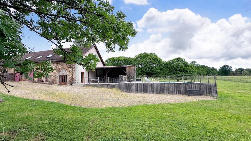 Gîte pour 15 personnes, avec Terrasse ainsi que Jardin et Piscine