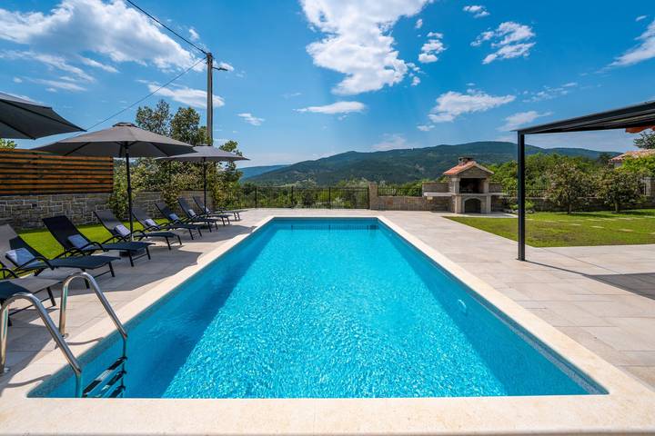 Location de vacances pour 8 personnes, avec piscine et terrasse à Buzet - 2