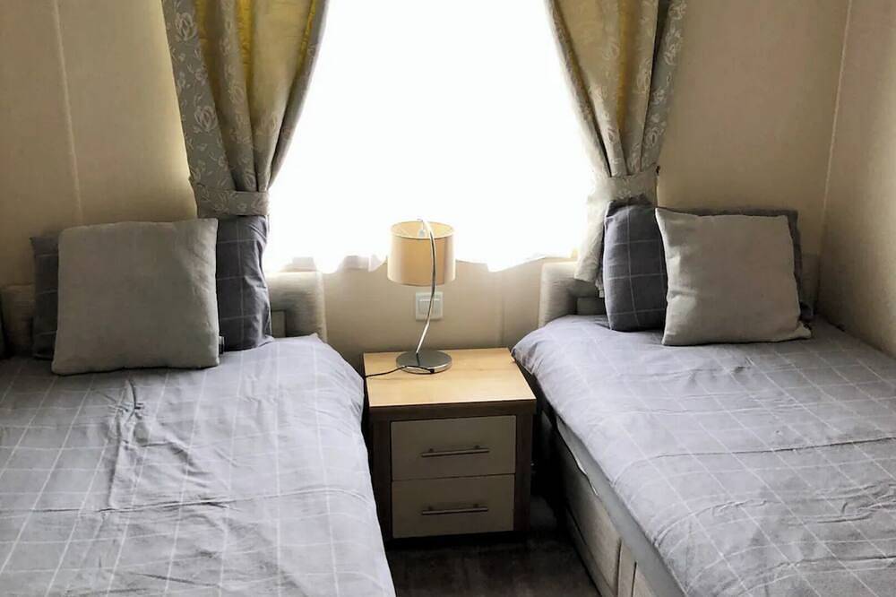 Fable Lodge - Lakeside lodge with sunken hot tub at Tattershall Lakes in Tattershall, Lincolnshire