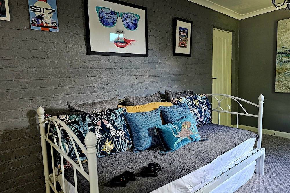 Large Farmhouse Cottage set in semi rural Surrey location, close to Guildford in Worplesdon, Guildford