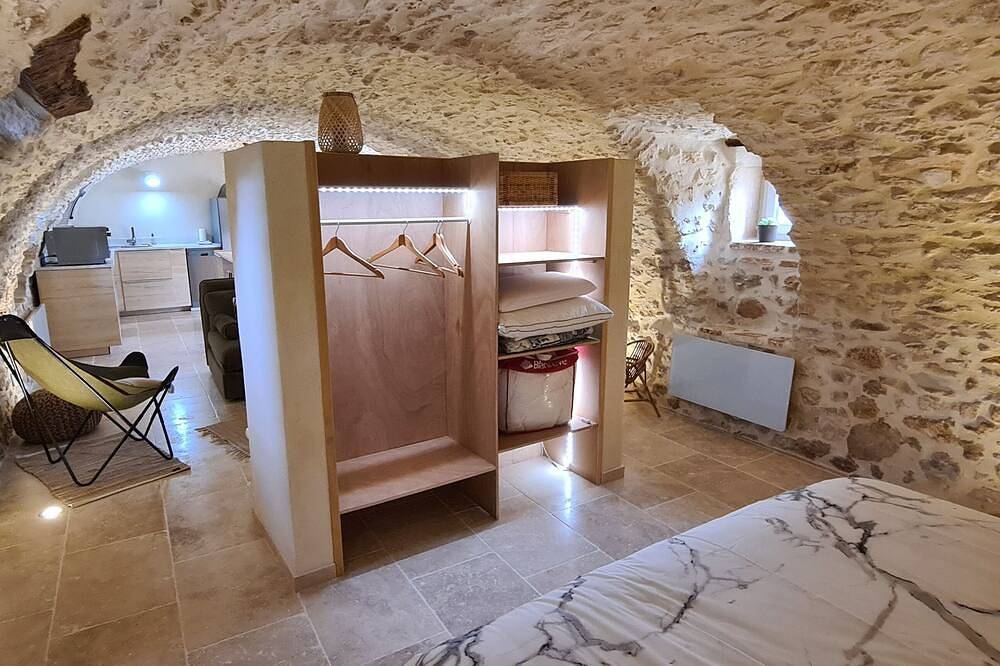 Beau Mas centenaire, grande pièce voûtée aménagée, terrain & piscine in Goudargues, Région de Nîmes