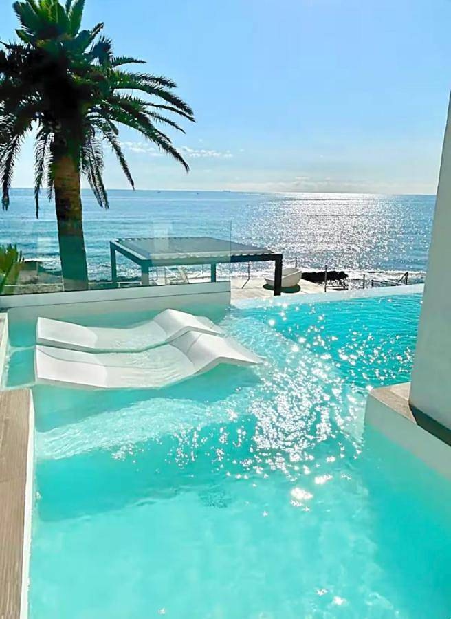 Chambre d’hôte pour 2 personnes, avec Balcon et Terrasse ainsi que Jardin et Bassin pour enfant