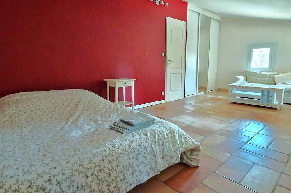 Belle et Grande Villa Avec Piscine au Calme in Cuers, Toulon Region