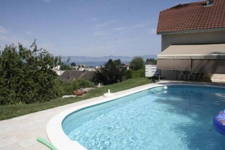 Chambre d’hôte pour 3 personnes, avec jardin et piscine ainsi que vue et vue sur le lac dans Lac Léman (France)