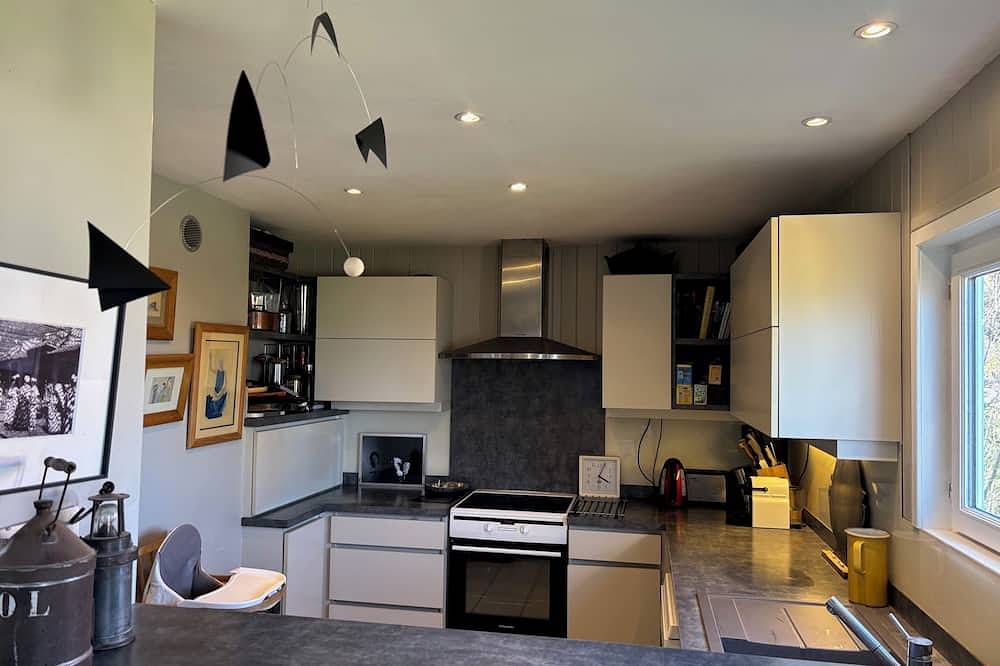 Wooden chalet with exceptional view of Lyon - 4 bedrooms - garden & swimming pool in Sainte-Foy-lès-Lyon, Lyon und Umgebung