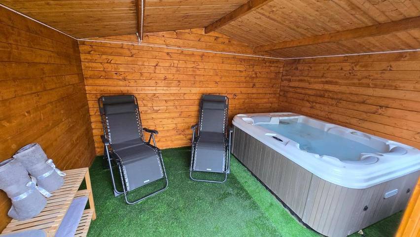 Gîte pour 3 personnes, avec jardin et jacuzzi à Courset