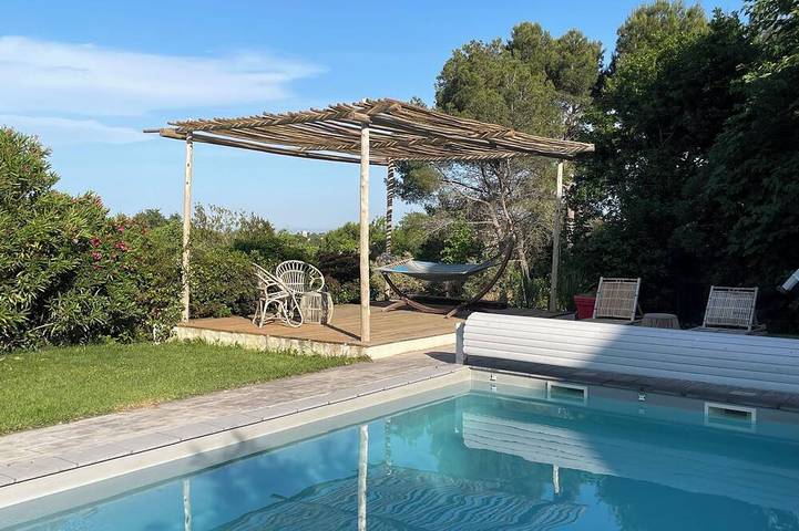 Gîte pour 4 personnes, avec piscine ainsi que terrasse et jardin