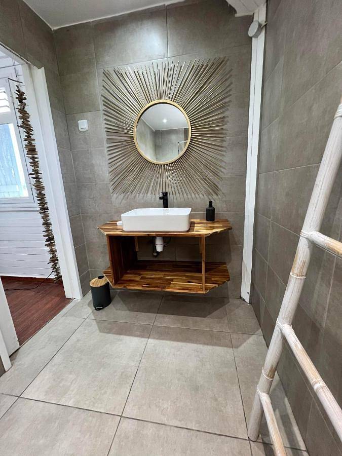 Location de vacances pour 7 personnes, avec piscine ainsi que terrasse et jardin à Rivière-Salée - 4