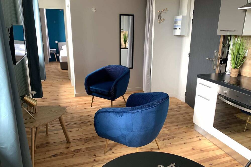 Entire apartment, 2-person air-conditioned 1-bedroom apartment near Aïga Resort Puy de Pariou 200 in Châtel-Guyon, Volcans d'Auvergne Regional Nature Park