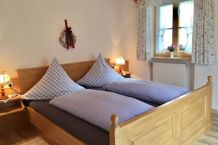 Ganze Wohnung, Ferienwohnung in ruh. zentr. Lage im Berchtesgadener Land m. freiem Bergblick in Weissbach an der Alpenstrasse, Schneizlreuth