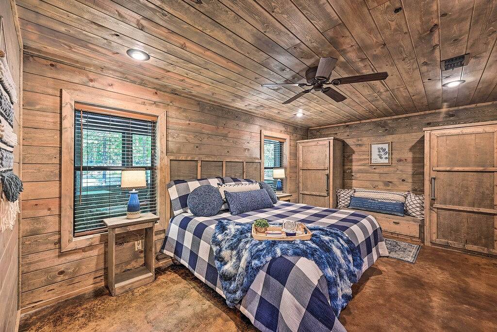 Luxe Broken Bow Cabin w/ Tesla Charging Station in Broken Bow, Broken Bow Lake