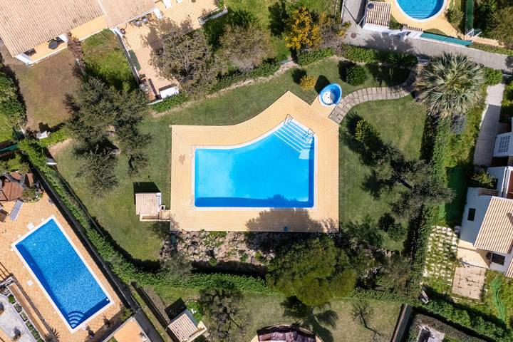 Location de vacances pour 8 personnes, avec piscine et jardin dans Roja Pe - 4