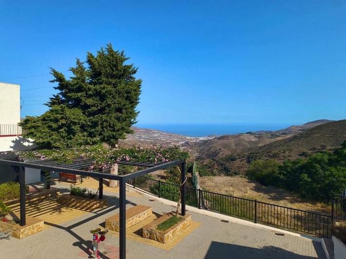 Hostal para 4 personas, con Terraza y Jardín además de Piscina y Vistas en Lújar