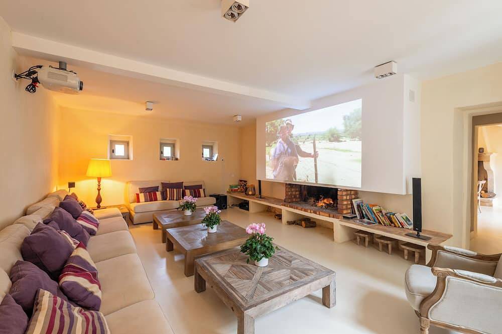 Authentic Stone Farmhouse with Heated Pool near Grignan in Drôme Provençale in Chamaret, Nyons und Umgebung