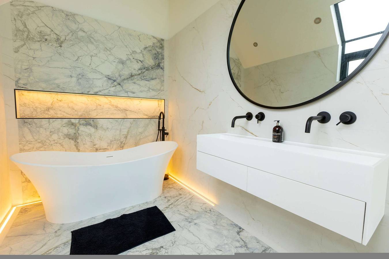 Entire apartment, Cawston Barn - luxury 6-bedroom in Warwickshire