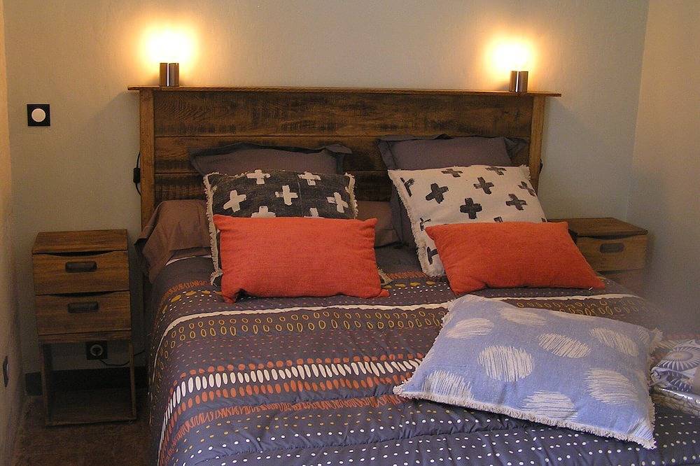 Village house in Provence for 2 to 4 people at the foot of the Alpilles mountains in Fontvieille, Region de Arles