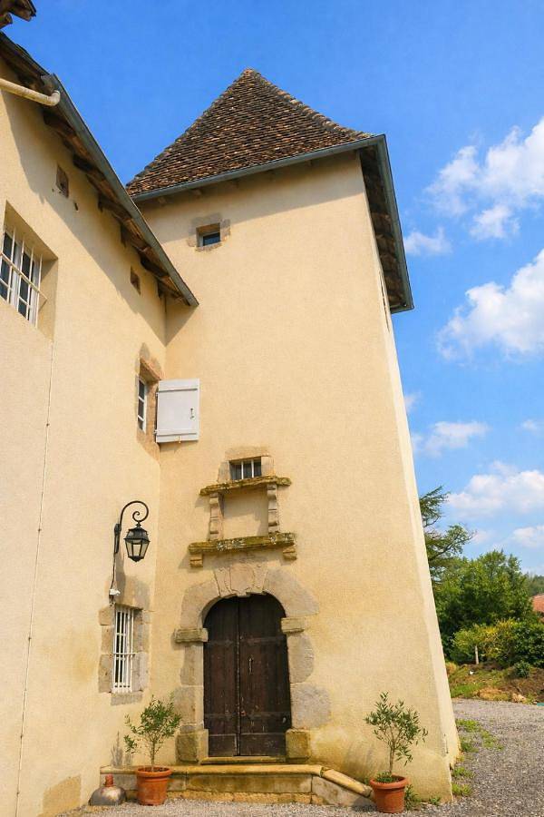 Gîte pour 4 personnes, avec Terrasse ainsi que Jardin et Piscine à Oradour-sur-Vayres