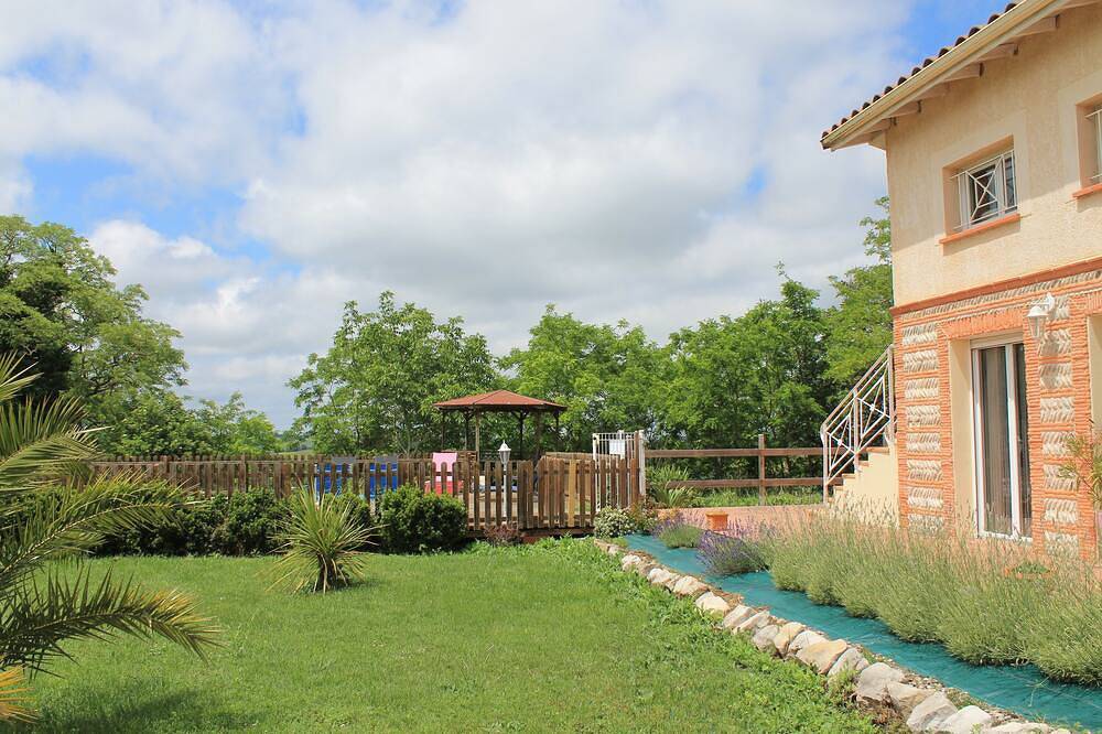 Chambre d'hôtes Tour D'ivoire avec piscine extérieur et jacuzzi in Latrape, Haute-Garonne