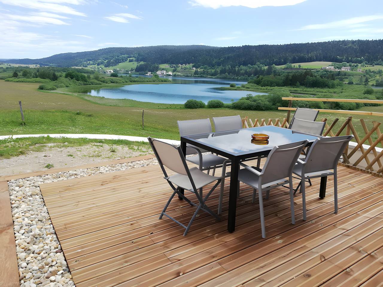 Chambre d’hôtes « Les 3 Marmottes » avec vue sur le lac, terrasse partagée et Wi-Fi in Grande-Rivière, Parc naturel régional du Haut-Jura