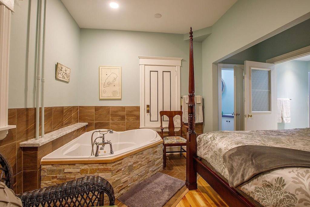 Ganze Wohnung, Deluxe suite, double whirlpool bath, 4 poster queen bed in Region of Queens Municipality, Queens County