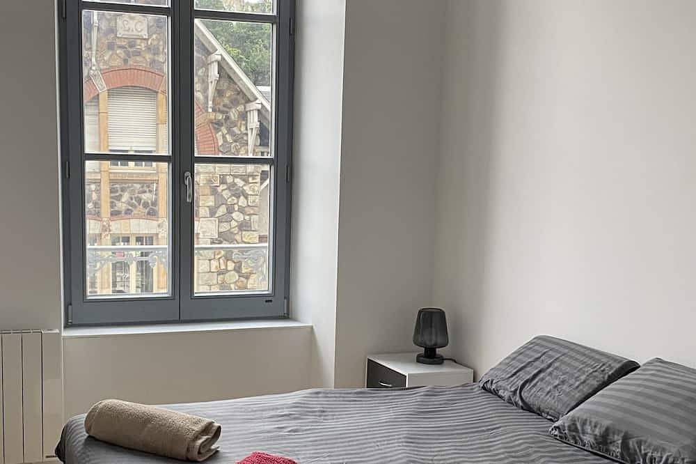 Ganze Wohnung, Apartment-Apartment-Stadtblick-Ensuite mit Dusche in Royat, Regionaler Naturpark Volcans d'Auvergne