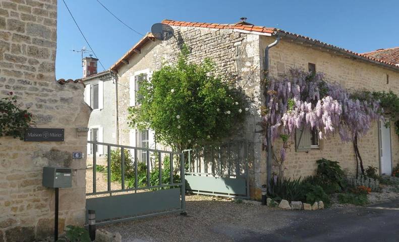 Location de vacances pour 2 personnes, avec terrasse ainsi que vue et jardin à Chef-Boutonne - 3