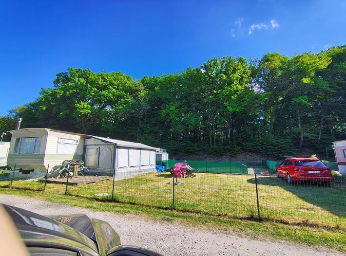 Location de vacances pour 6 personnes, avec piscine ainsi que vue et jardin, animaux acceptés à Philippeville