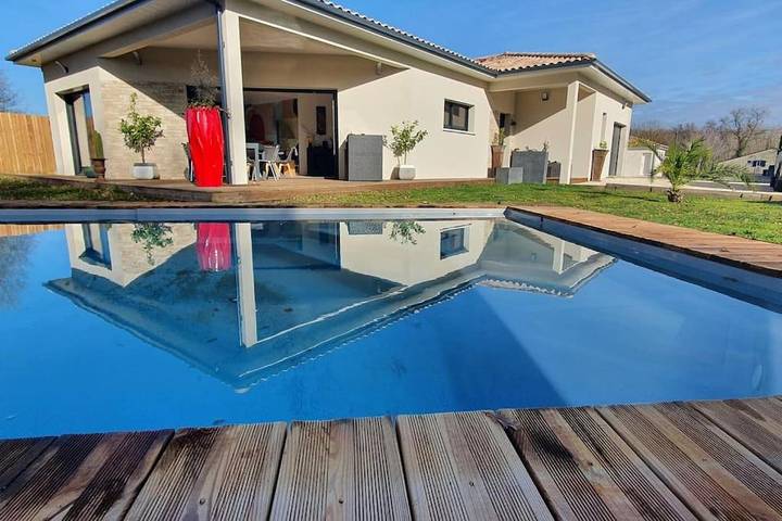 Villa pour 6 personnes, avec jardin ainsi que piscine et terrasse, animaux acceptés