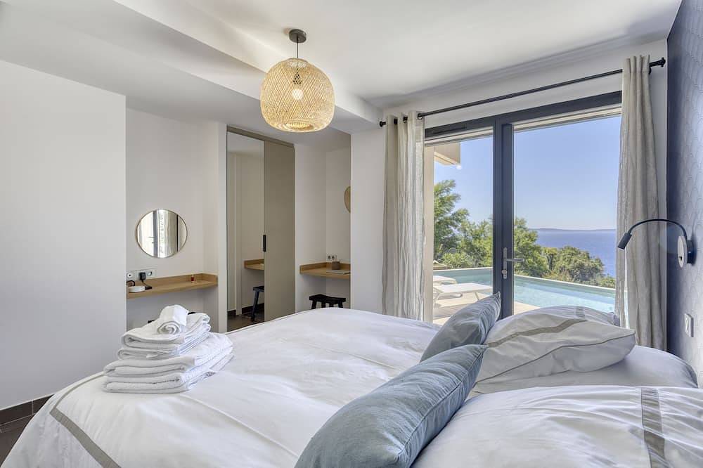 Vue mer spectaculaire / commerces et plage à pied / Luxe in Rayol-Canadel-sur-Mer, Côte méditerranéenne (France)