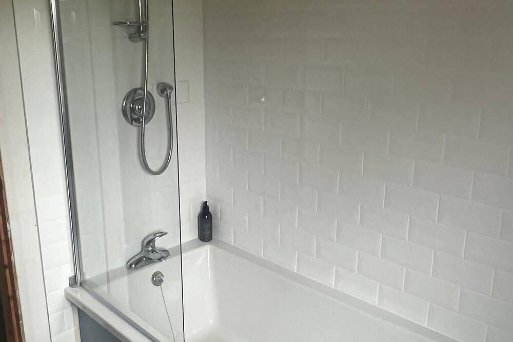 Quiet Family Room - 5 Minutes From Moycullen Village in Connemara