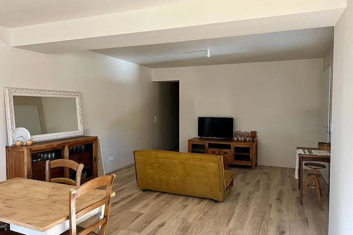 Entire apartment, Beautiful renovated apartment in the countryside in Cabannes, Arles region