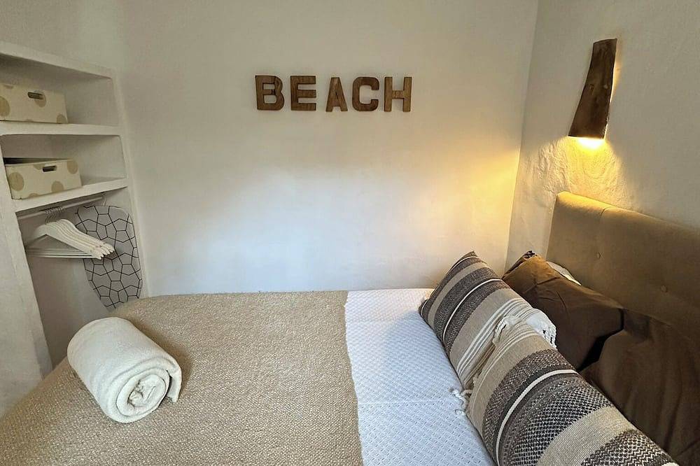 Entire apartment, Cosy Quiet Hideaway with two Terraces, perfect location old town Tarifa in Playa de Los Lances, Tarifa