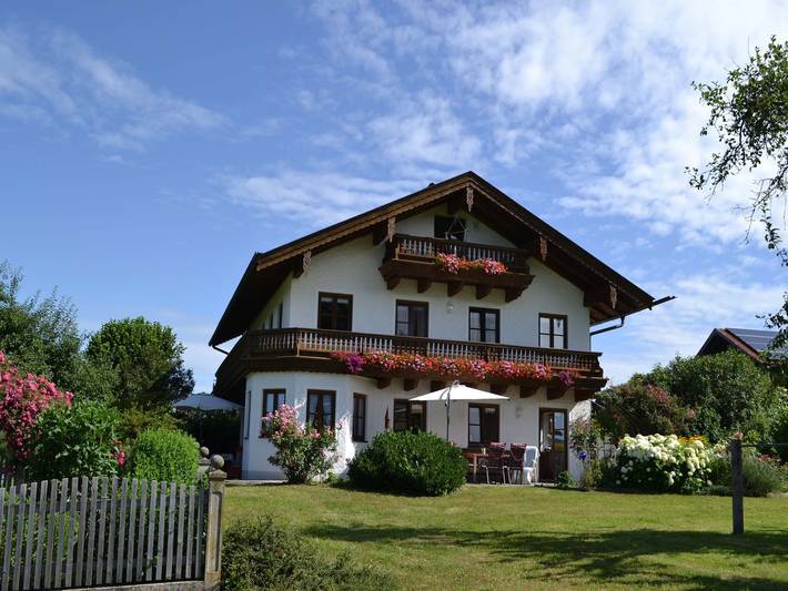 Ganze Ferienwohnung, Pichler Roswitha - Ferienwohnung, 40 qm Obergeschoss, 1 separates Schlafzimmer in Bad Endorf, Chiemsee