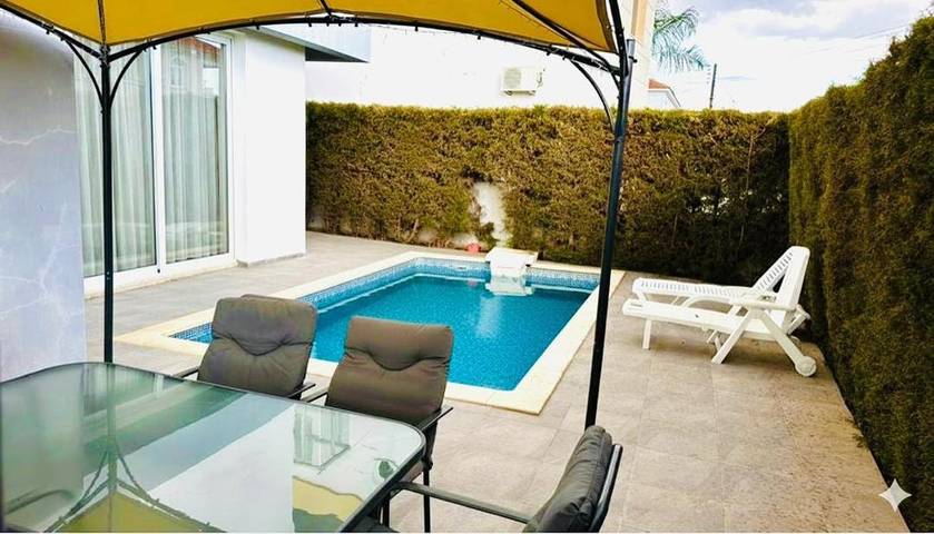 Location de vacances pour 6 personnes, avec piscine ainsi que vue et jardin dans Oróklini - 4