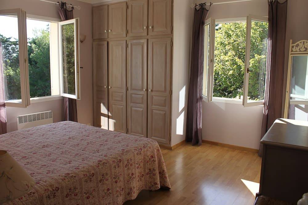Bastide des tilleuls beautiful, quiet, shady property on the heights of Noves in Noves, Arles region
